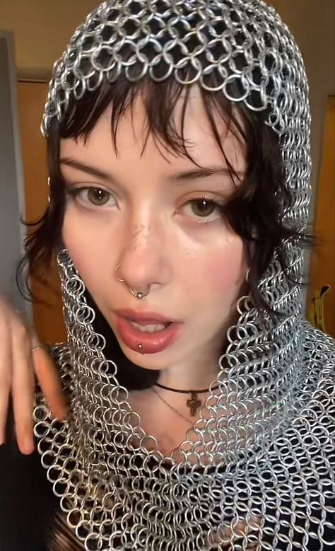 Chain Mail Ren Faire, Joan Of Arc Fashion, Joan Of Arc Outfit, Joan Of Arc Cosplay, Chain Mail Outfit, Alt Costume Ideas, Joan Of Arc Aesthetic, Chain Mail Dress, Knight Core