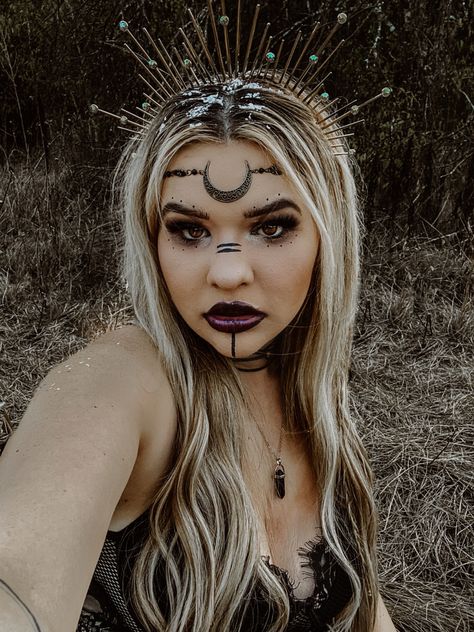 High Priestess Halloween Costume, Occult Costume Ideas, Spiritual Witch Costume, Boho Witch Costume Diy, Coven Makeup Witches, Coven Witch Makeup, Mystic Witch Costume, Sorceress Costume Makeup, Halloween Makeup Looks Witchy