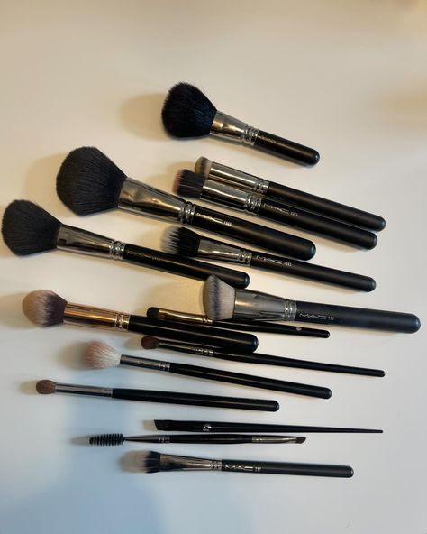 Today’s makeup base was extra good thanks to this Estée Lauder combo. I thought I would share some of my go to makeup brushes! If you haven’t invested in a good set of makeup brushes, you’re missing out on the best product application! Mac brushes are my RIDE OR DIE!! But I also Love Sigma! They have really great sets! The Artis palm foundation brush is a game changer. PRO TIP: Properly clean, dry and store your brushes to increase longevity! Follow my shop @MISFITMAL_ROSE on the @shop.LTK ... Expensive Makeup Brushes, Makeup Brush Set Aesthetic, Makeup Brushes Aesthetic, Best Makeup Brushes Set, Mac Makeup Brushes Set, Mac Makeup Brushes, Go To Makeup, Makeup Brush Set Best, Mac Brushes