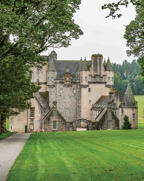 Family Banner, Castle Fraser, Places To Visit In Scotland, Castle Fortress, Scotland Vacation, Victoria Magazine, Pictures Of Homes, Scotland Edinburgh, Garden Estate