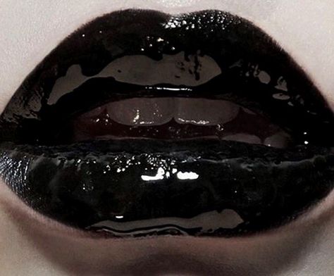 Photo credit Scorpiusting (edited) Leone Abbacchio, Winter Lip Color, Vampy Lips, Lip Art Makeup, Winter Lips, Diy Dry Shampoo, Bold Lipstick, Lip Gloss Colors, Black Lipstick