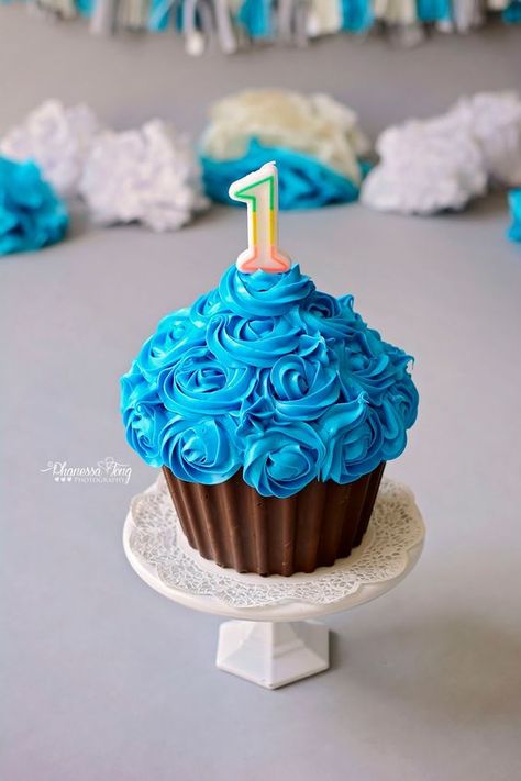 So delicious. Here are 101 adorable smash cake ideas. Cupcake Smash Cake, Cupcake Smash Cakes, Smash Cake Recipes, Giant Cupcake Cakes, 1st Birthday Cupcakes, Big Cupcake, Smash Cake Boy, Giant Cupcake, 1st Birthday Cake Smash