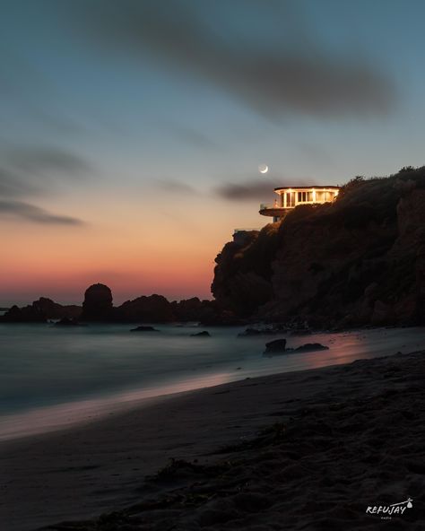 House On Cliff Ocean, House On A Cliff, Cliffside House, Beach House Aesthetic, Malibu Rising, Beach Mansion, Collateral Beauty, Ocean Front Homes, Cliff House