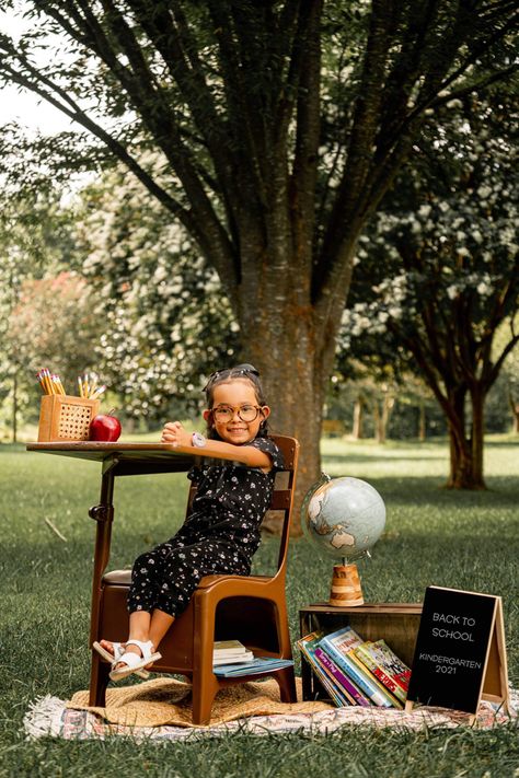 First Day Of School Photography, Back To School Session Photo Shoot, Prek Photo Ideas, School Picture Photo Shoot, Vintage School Desk Photo Shoot, Back To School Kindergarten Photoshoot, Outdoor Back To School Pictures, Back To School Mini Session Ideas Outdoor, Starting School Photo Ideas