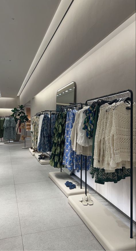 Mezon Decoration, Showroom Fabric, Clothes Shop Design, Shoe Store Design, Retail Ideas, Zara Store, Retail Interior Design, Cute Clothing Stores, Shop Aesthetic