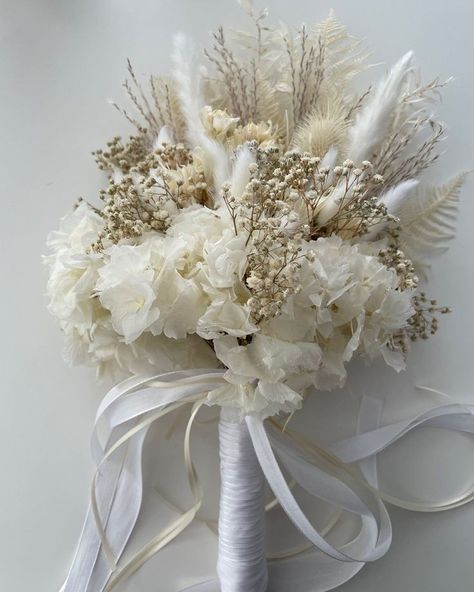 Hydrangea Bridesmaid Bouquet, Brides Flowers Bouquet, Small Wedding Bouquets, Simple Wedding Bouquets, Beautiful Bridal Bouquet, White Wedding Theme, Wedding Bouquets Bride, Beige Wedding, Bridal Bouquet Flowers