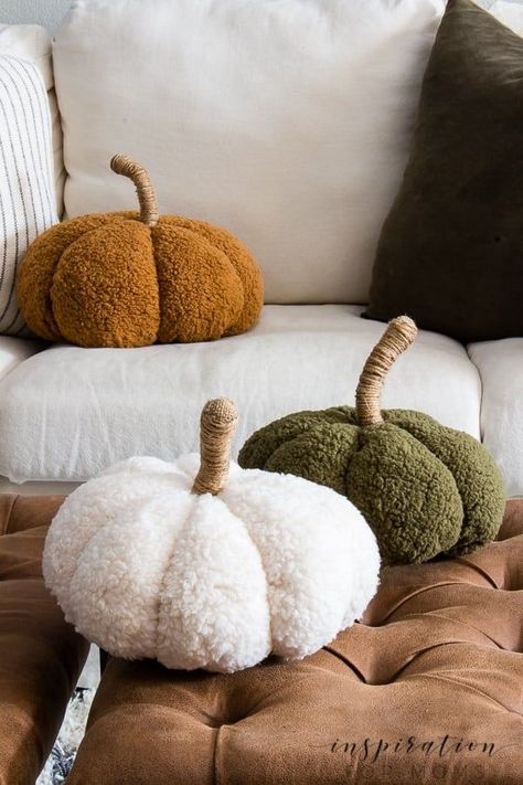 Fall decor lovers! Create these adorable cozy pumpkin pillows with absolutely NO sewing. These pumpkin pillows are the perfect fall accessory! See the full tutorial HERE: https://inspirationformoms.com/how-to-easily-make-cozy-pumpkin-pillows/ #pumpkin #pillows #falldecor #fallcraft Pumpkin Pillow Diy, Cloth Pumpkins, Diy Pumpkin Candle, I'm Jealous, Pumpkin Candle Holder, Pumpkin Planter, Fall Pumpkin Crafts, Pumpkin Pillow, Pillow Inspiration