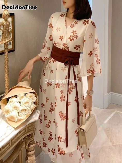 Modern Kimono Dress, Japanese Fashion Women, Celana Fashion, Japanese Yukata, Modern Kimono, Japanese Clothes, Japan Kimono, Kimono Japanese, Yukata Kimono