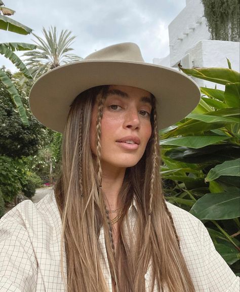 Long Hair Hat, Cowgirls Hairstyles, Traje Cowgirl, Summer Hairstyles For Long Hair, Hair Hat, Looks Country, Hairstyles For Long Hair, Outfits With Hats, Dream Hair