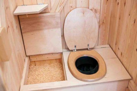 15 DIY Composting Toilet Ideas to Build a Composting Toilet Compost Toilet Diy, Composting Toilet Diy, Diy Composting Toilet, Pallet Deck Diy, Toilet Chair, Composting Toilets, Outdoor Toilet, Diy Toilet, Outdoor Bath