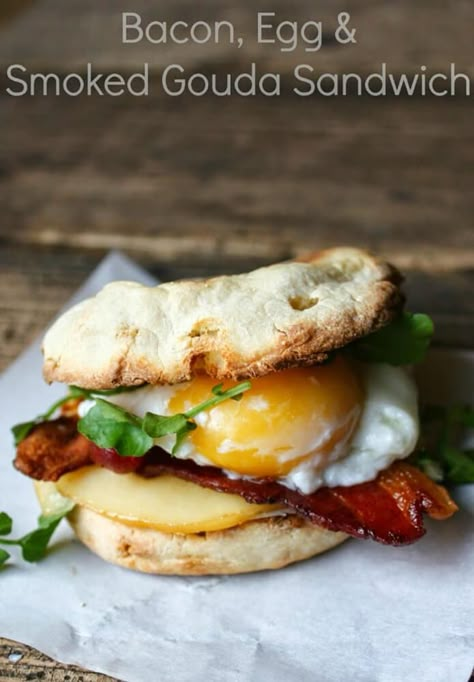 Gouda Sandwich, English Muffins Sandwich, English Muffin Breakfast Sandwich, English Muffin Breakfast, Edible Ideas, Sandwich Breakfast, Bbq Burger, Breakfast Sandwich Recipes, Bacon Sandwich