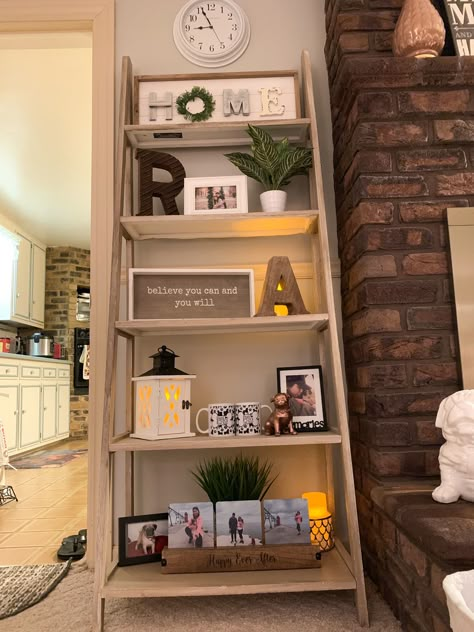 Rustic Elegant Living Room Ideas, Cozy Den Room Ideas Small Apartment, Shelf Ladder Decor Living Room, Rustic Theme Living Room, Small Living Room Ideas Country, Tower Shelf Decor, Entryway Shelf Decor Ideas, Ladder Shelf Decor Ideas Living Rooms, Rustic Ladder Decor Living Room