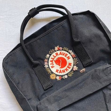 Black Kanken Embroidery, Fjallraven Embroidery, North Face Backpack School, Kanken Embroidery, Mochila Fjallraven Kanken, Backpacking For Beginners, French Knot Stitch, Embroidered Converse, Embroidered Backpack