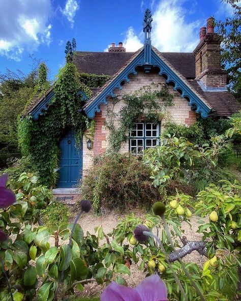 Cozy English Cottage, Old English Cottage, Cabin Farmhouse, Enchanted Cottage, European Cottage, Edwardian House, Dream Cottage, Cabins And Cottages, English Cottage