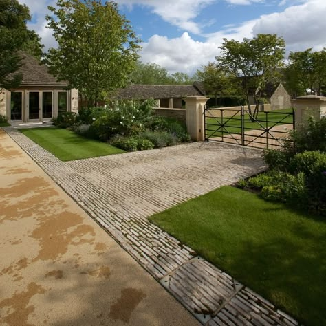 Artorius Faber on Instagram: “Artorius Faber Pitchers - the originals #britishstone #naturalstone #landscape #architect #designinspo #gardendesigninspo” Entrance Driveway Landscaping, Rural Driveway, Country Garden Ideas, Dream Barn Stables, Garden Ideas Driveway, Farm Landscaping, Driveway Entrance Landscaping, Entrance Landscaping, Cobblestone Driveway