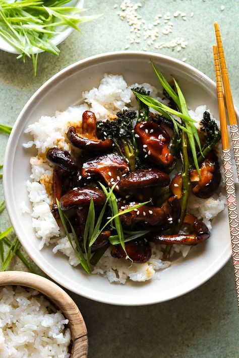 Soft, juicy, flavorful mushrooms in a Mongolian stir fry sauce. The simplest weeknight dinner. Mongolian Stir Fry, Mongolian Recipes, Chickpea Meatballs, Mushroom Stir Fry, Fried Mushrooms, Fry Sauce, Stir Fry Sauce, Stir Fry Recipes, Easy Weeknight Dinners