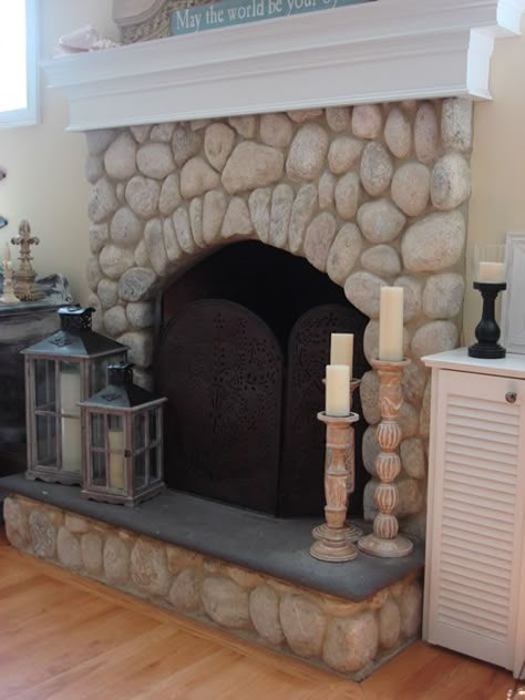 beach stone fireplace - Google Search Beach Fireplace, River Rock Fireplaces, Farmhouse Fireplace Decor, Aesthetic Home Decor Ideas, Brick Fireplace Makeover, Rock Fireplaces, Farmhouse Fireplace, Coastal Living Rooms, Manufactured Stone