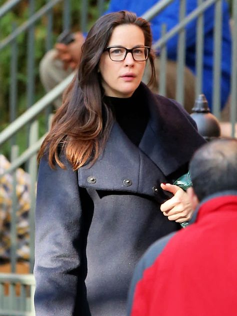 Liv Tyler Geek Glasses, Rashida Jones, Pastel Pink Hair, Women's Glasses, Glasses Style, Hair Color Pastel, Woman Personality, Liv Tyler, Black Frames