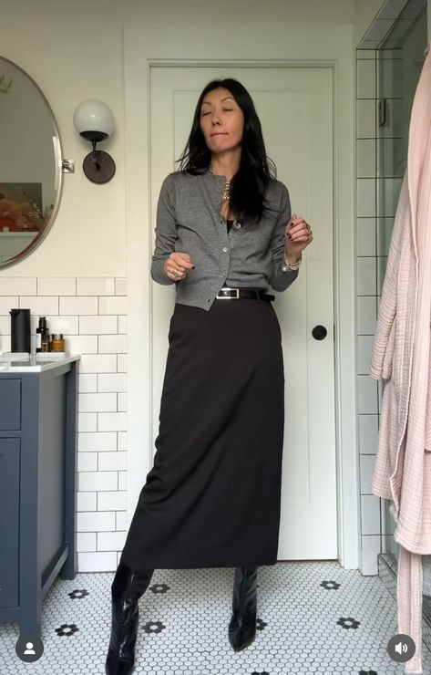 Long Shirt And Skirt Outfit, Work Skirt Outfits Women, Long Straight Skirt Outfits Classy, Fall Fashion Long Skirts, Maxi Outfits Skirt, Black A Skirt Outfit, Blue Shirt Black Skirt Outfit, Long Black Skirt Formal Outfit, Work Outfits Skirt Professional