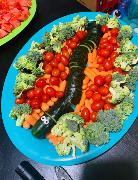 Snake veggie tray for a jungle luncheon! #teacherappreciation #jungletheme #jungleparty #veggietray Jungle Veggie Tray, Safari Veggie Tray, Veggie Tray Ideas, Halloween Veggie Tray, Honeymoon Italy, Puking Pumpkin, Healthy Treats For Kids, Pumpkin Vegetable, Healthy Halloween Snacks