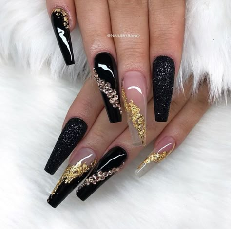 black nail Black Gold Nails, Gold Acrylic Nails, New Years Nail Designs, Black Coffin Nails, Gold Nail Designs, Black Acrylic Nails, Black Nail Designs, Foil Nails, New Year's Nails