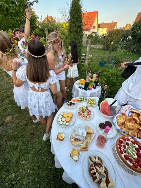 Mid Sommar Aesthetic Party, Swedish Birthday Party, Midsummer Dinner Party, Midsommar Party Aesthetic, Midsummer Garden Party, Midsommer Party Aesthetic, Swedish Midsummer Aesthetic, Swedish Midsummer Party, Mid Summer Party