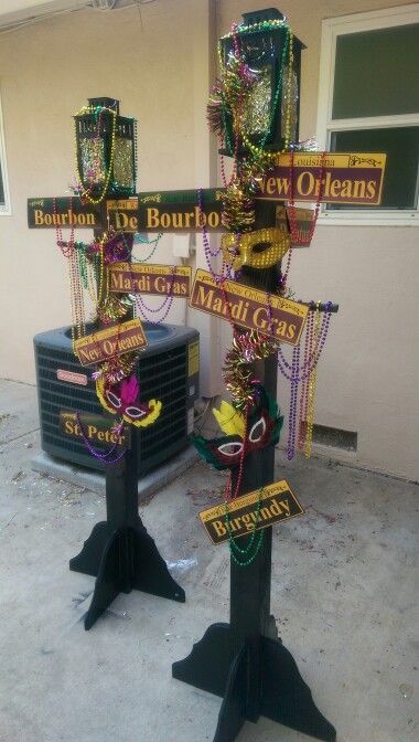 Mardi Gras Lamp Post - $1 Tree decor - $20, Lowes for the wood, stands, paint - $60, lamps from IKEA - $7 each, Street signs from EBAY - $8: Mardi Gras Diy, Mardi Grad, Mardi Gras Party Decorations, Madi Gras, Mardi Gras Wedding, Mardi Gras Centerpieces, Mardi Gras Crafts, Mardi Gra, Princesa Tiana