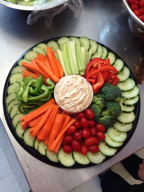 Veggies For Party, Veggie Cheese Board, Veggie Board Ideas, Fancy Veggie Tray, Veggie Platter Ideas Trays Presentation, Veggie Platter Ideas, Veggie Party Food, Veggie Tray Ideas, Veggie Board