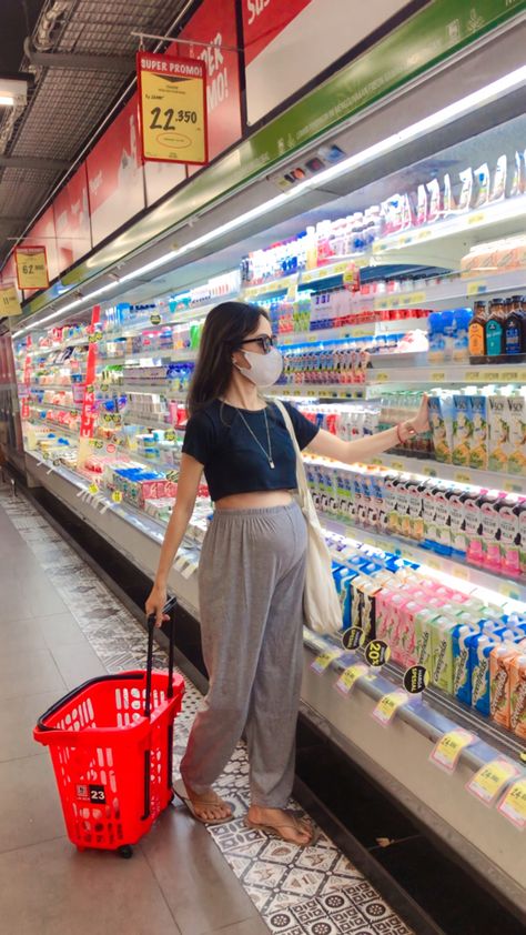 Bumil belanja check📸 Pregnant Eating, Belly Bump, Pretty Pregnant, Kebaya Dress, Korean Summer, Future Mom, Korean Girl Fashion, Pregnancy Outfits, Pregnant Belly