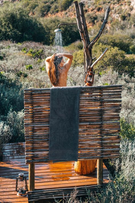 Outdoor Shower Wood, Outdoor Shower Pictures, Outdoor Shower Ideas Private, Rock Landscape Ideas, Outdoor Toilet And Shower Ideas, Outside Bathtub, Outdoor Toilet And Shower, Outside Showers, Outdoor Shower Diy