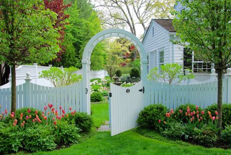 Arbor Gate, Fences Ideas, Garden Gate Design, Shade Garden Plants, Tulips Garden, White Picket Fence, White Garden, Garden Gate, Picket Fence