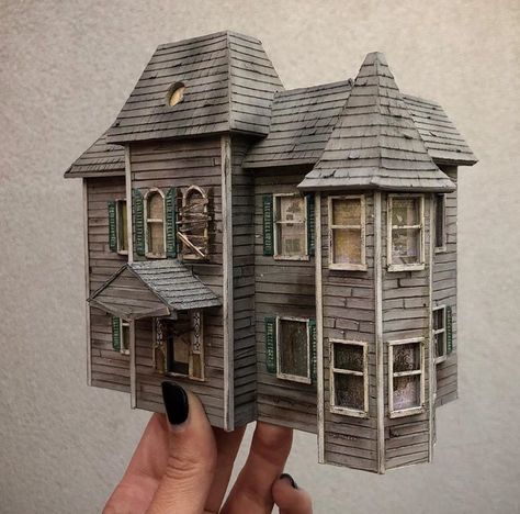 Tiny Horrors | My OBT Spooky Miniatures, Horror Movie Scenes, Movie Houses, Last Halloween, Spooky House, Halloween Village, Horror House, The Exorcist, Miniature Diy