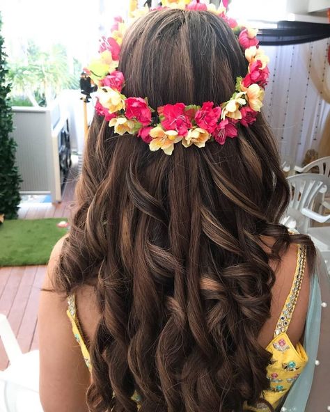 Floral Tiara For Mehendi, Flower Jewelry Diy, Flower Jewellery For Mehndi, Wedding Planner Checklist, Floral Tiara, Jewellery Inspiration, Indian Weddings, Silk Flower, Bridal Jewellery