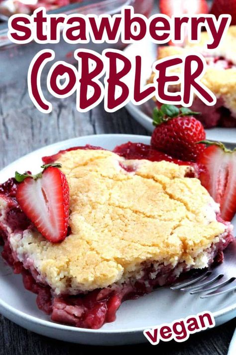 Strawberry Cobbler is a must have dessert in the summer! Perfect to make during berry season and this strawberry cobbler recipe includes a special vegan pie crust topping. Biscuit Cobbler, Strawberry Cobbler Recipes, Tarte Vegan, Paleo Running Momma, Strawberry Crumble, Strawberry Cobbler, Weight Watcher Desserts, Paleo Snack, Cobbler Topping