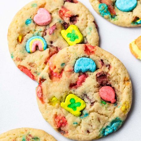 Lucky Charms Cookies + Ice Cream Sandwiches - Simply Whisked St Patricks Desserts, Lucky Charms Cookies, St Patricks Food, St Patrick Day Snacks, Irish Recipes Authentic, Homemade Ice Cream Sandwiches, Cookies Ice Cream, St Patrick's Day Cookies, Mint Chip Ice Cream