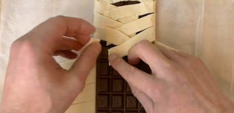 Folding pastry around a full chocolate bar. Puff Pastry Chocolate, Puff Pastry Ingredients, Brunch Pastries, Chocolate Puff, Puff Pastry Filling, Quick Dessert, Chocolate Wrapping, Chocolate Pastry, Puff Pastry Recipes