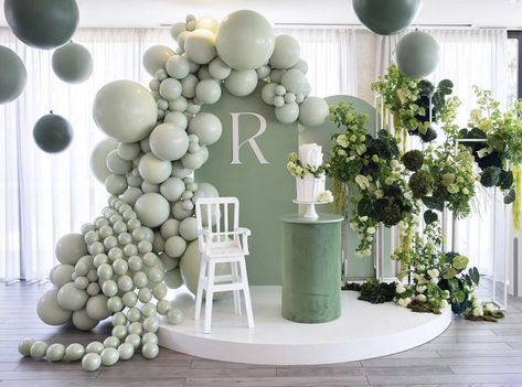 Balloon Flower Decorations, Party Rental Ideas, 40th Birthday Party Decorations, Green Oasis, Balloon Installation, Wedding Backdrop Decorations, Birthday Party Theme Decorations, Green Balloon, Christening Gown