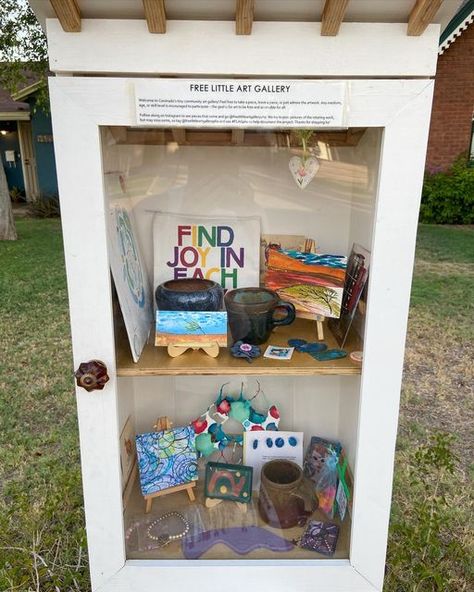 Outside The Box Art, Little Free Art Gallery, Free Little Art Gallery Ideas, Art Stores, Tiny Art Gallery, Mini Museum Art Project, Mini Art Gallery, Miniature Art Gallery Diy, Neighborhood Book Boxes