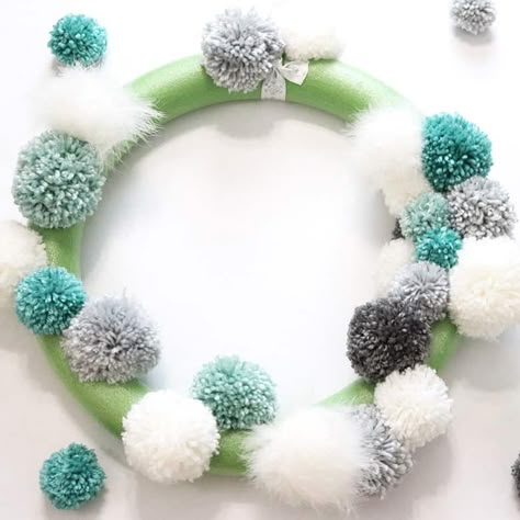 Diy Christmas Pom Pom Wreath, How To Make A Pom Pom Wreath, Yarn Pom Pom Wreath, Winter Pom Pom Wreath, Pom Pom Wreath Christmas, Pompom Wreath Christmas, Pom Pom Wreath Diy, Pom Pom Christmas Wreath, Diy Pom Pom Wreath