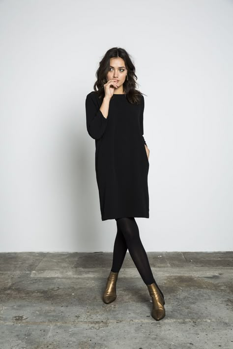 black sweater dress, leggings, bronze boots. △@BIBIJOUX Minimalisticky Chic, Sweater Dress Leggings, Sweater Couple, Minimalist Moda, Dress Leggings, Gold Boots, Woman In Black, Outfit Chic, Black Sweater Dress