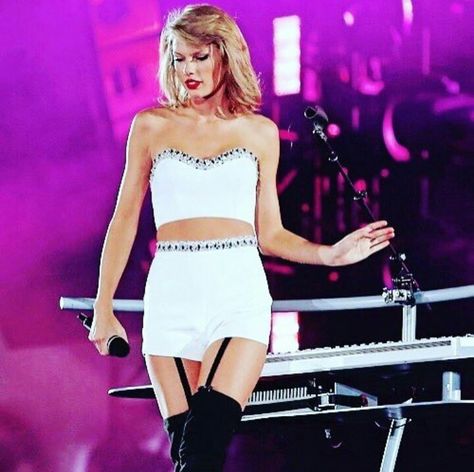 Taylor Swift y the 1989 world tour imagen en We Heart It 1989 World Tour, Taylor Swift News, The 1989 World Tour, Taylor Swift Legs, 1989 Tour, Taylor Swift Web, Swift Photo, Taylor Swift Outfits, Taylor Swift 1989