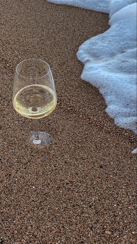 #vine #sea #beach #playa Beach Wine Aesthetic, Drink Beach Aesthetic, Wine At The Beach, Wine On The Beach, Clara Core, Fresh Drink, Sea Pictures, Instagram Profil, Wine Photography