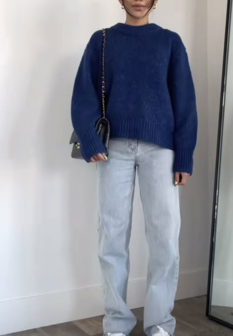 Outfits With Blue Sweaters, Blue Crew Neck Outfit, Colourful Sweater Outfit, Blouse Winter Outfit, Blue Knit Sweater Outfit, Outfit Astethics, Blue Pullover Outfit, Outfit Pull, Blue Sweater Outfit