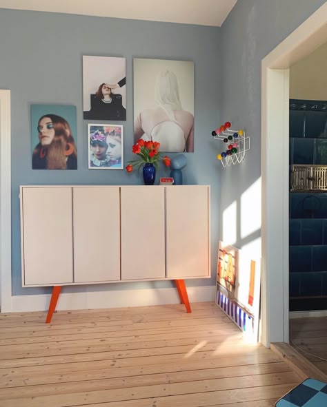 und_anne_so_yeah hat einen tollen IKEA-Hack: Sie hat das beliebte Ivar Regal auf Beine gestellt - und was für welche! Das eindrucksvolle Organe gibt dem Klassiker Regal einen ganz neuen Look. In Kombination mit der zart blauen Wand und weiteren, farbenfrohen Dekoelementen ergibt sich ein ganz besonderes Design, das wahnsinnig hochwertig aussieht. Ikea Eket Hack, Ivar Ikea Hack, Ivar Regal, Ikea Ivar Hack, Ivar Ikea, Ikea Ivar Cabinet, Ikea Eket, Kallax Hack, Diy Furniture Building