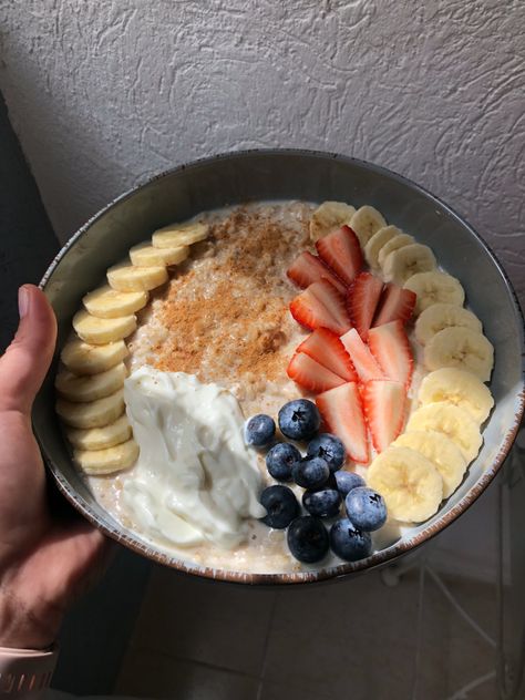 Avena con fruta Avena Aesthetic, Frutas Aesthetic, Yogurt Bowl Ideas, Yogurt And Fruit, Yogurt Bowls, Quick Breakfast Recipes, Natural Yogurt, Yogurt Bowl, Healthy Food Motivation