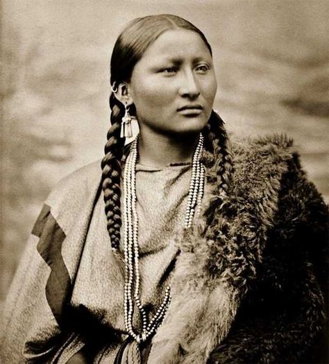 Here is a Look at Some Amazing and Artistic Pictures of Native Americans From Around the US Between 1890-1920. Enjoy. - Imgur Native Beauty, Native Women, Native American Woman, Pretty Nose, Native American Men, Indian Pictures, Native American Pictures, American Teen, Native American Photos