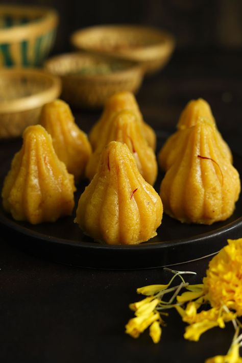 This is a 6-ingredient easy to follow modak recipe made with mawa (khoya) via funfoodfrolic.com Modak Recipe, Diwali Recipes, Gulab Jamun Recipe, Diwali Snacks, Jamun Recipe, Semolina Cake, Indian Appetizers, How To Make Dough, Diwali Sweets