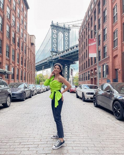 Green neon top one shoulder shirt black wash jeans outfit black Converse Dumbo Brooklyn NYC OOTD Brooklyn Bridge Brooklyn 2021 Green Shirt With Jeans Outfit, Black Wash Jeans Outfit, Wash Jeans Outfit, Nyc Ootd, Black Wash Jeans, Neon Sweater, Shirt With Jeans, One Shoulder Shirt, Neon Top