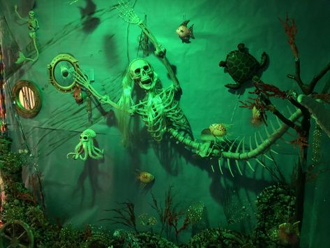 Spooky Underwater Halloween, Haunted Mermaid Decor, Siren Halloween Decorations, Sea Witch Halloween Decor, Scary Underwater Decorations, Sunken Ship Halloween Decorations, Extreme Halloween Decorations Outdoor, Haunted Under The Sea, Underwater Haunted House