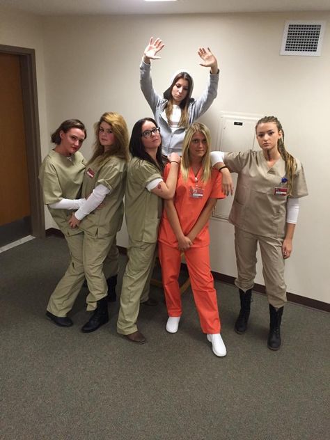 DIY Orange is the New Black group halloween costume Tv Show Halloween Costumes, Themed Halloween Costumes, Best Friend Halloween Costumes, Holloween Costume, Black Halloween Dress, Halloween Tattoo, Diy Halloween Costumes Easy, Halloween Costumes Friends, Group Costumes